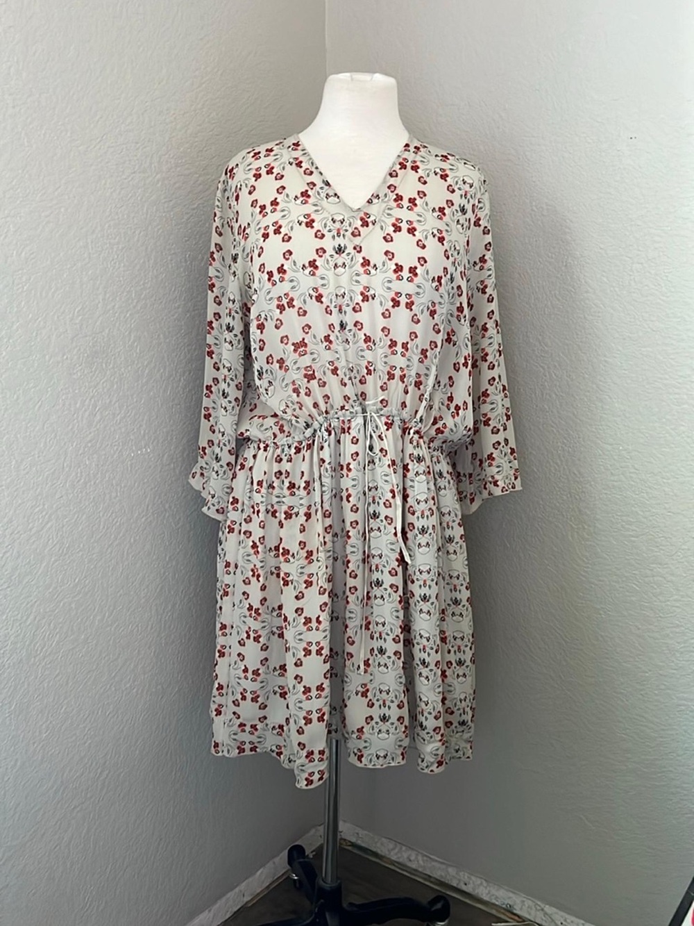 SUNO White Floral V-Neck Tunic with Red & Black Print